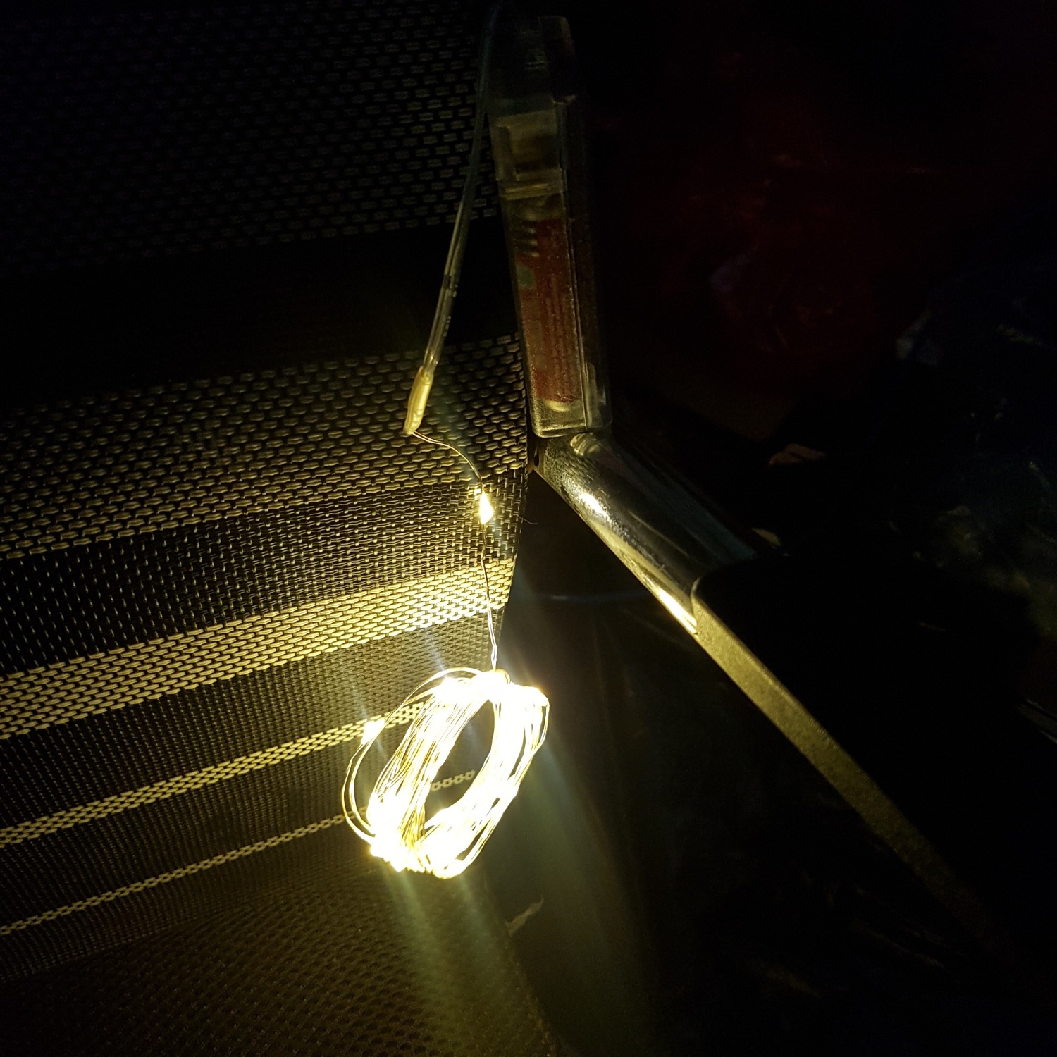 Cám ơn Shop và Tiki. Đèn có công tắc chuyển 3 chế độ On/Off/ NHÁY chứ không như 1 số đèn ở shop khác chỉ On/Off. Mình mua loại 5 mets đèn đẹp lắm.