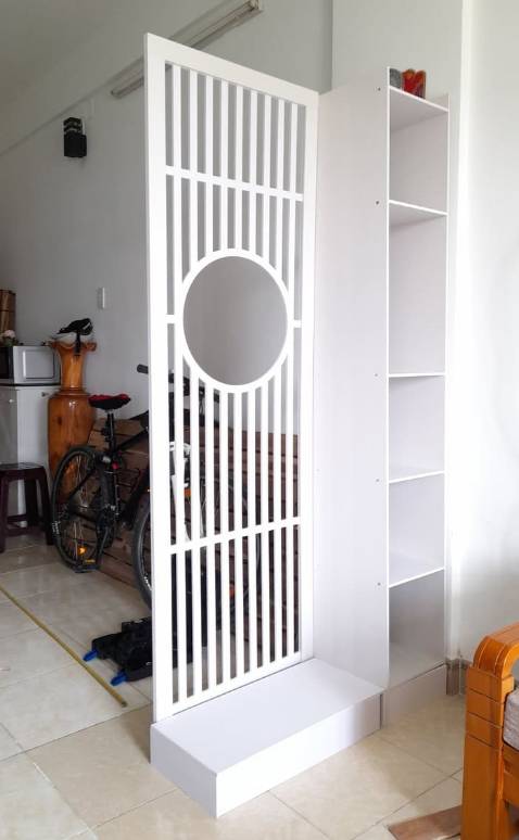 Cám ơn shop tôi đã nhận hàng, tuy nhiên theo hình mẫu thì còn thiếu nên không thể ráp hoàn thiện được. Đề nghị shop gửi bổ sung gấp cho . Các chi tiết thiếu : 2 thanh nẹp khung vách sọc + tấm kê chậu hoa . Phần đế bị hở do tấm cắt bị ngắn . (Có kèm ảnh).