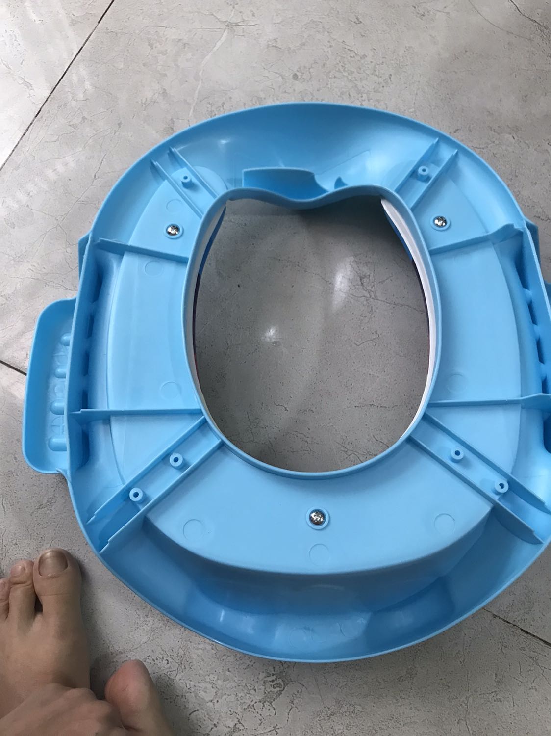 Giao hàng lỗi bể và ko có đế bắt vít giữ bồn cầu . Giao hàng lỗi bể và ko có đế bắt vít giữ bồn cầu .