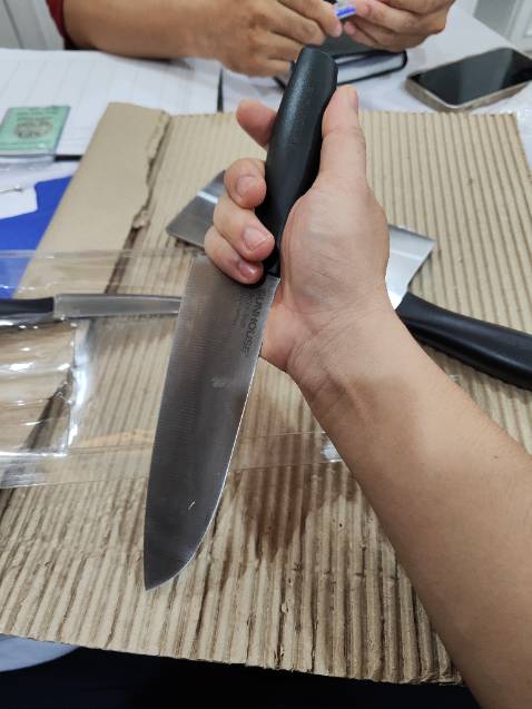 Bén, cầm cũng chắc tay, nhưng khá nhẹ. Độ sắc rất tốt, có điều có nhanh cùn không thì ko rõ