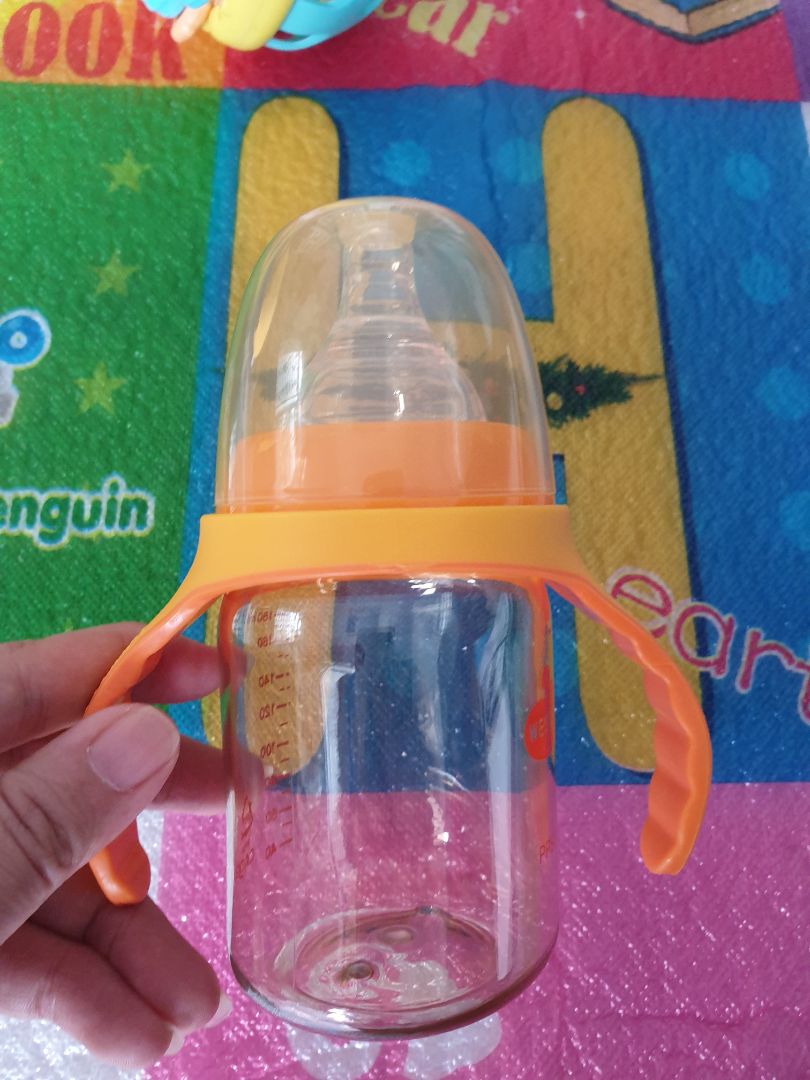 núm ti size s cắt lỗ tròn nên là con mình 7 tháng uống ko đc,  mút lâu mỏi miệng nên chăm thêm nhiều lỗ như cái rỗ cho dễ uống.  góp ý ở dạng bình 180ml này nên cho size ti M. vì bé lớn rồi mới chọn bình có dung tích lớn