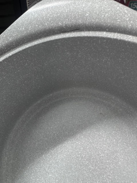 Mua lần đầu , thì bị vỡ mất cái quay nồi phải làm yêu cầu đổi trả . 
Tuần sau đổi cái mới thì y chang bộ cũ chỉ thay cái quay cầm mới ( biết vì lần đầu có trầy men , hàng đổi lại y như cái vết trầy men lần đầu :) ) mà tặng thêm 2 cái nồi còn lại trầy men quay nồi hết . 
Đánh giá 1 sao, vì không đóng gói hàng kỹ và 3 cái nồi đều trầy men hết !