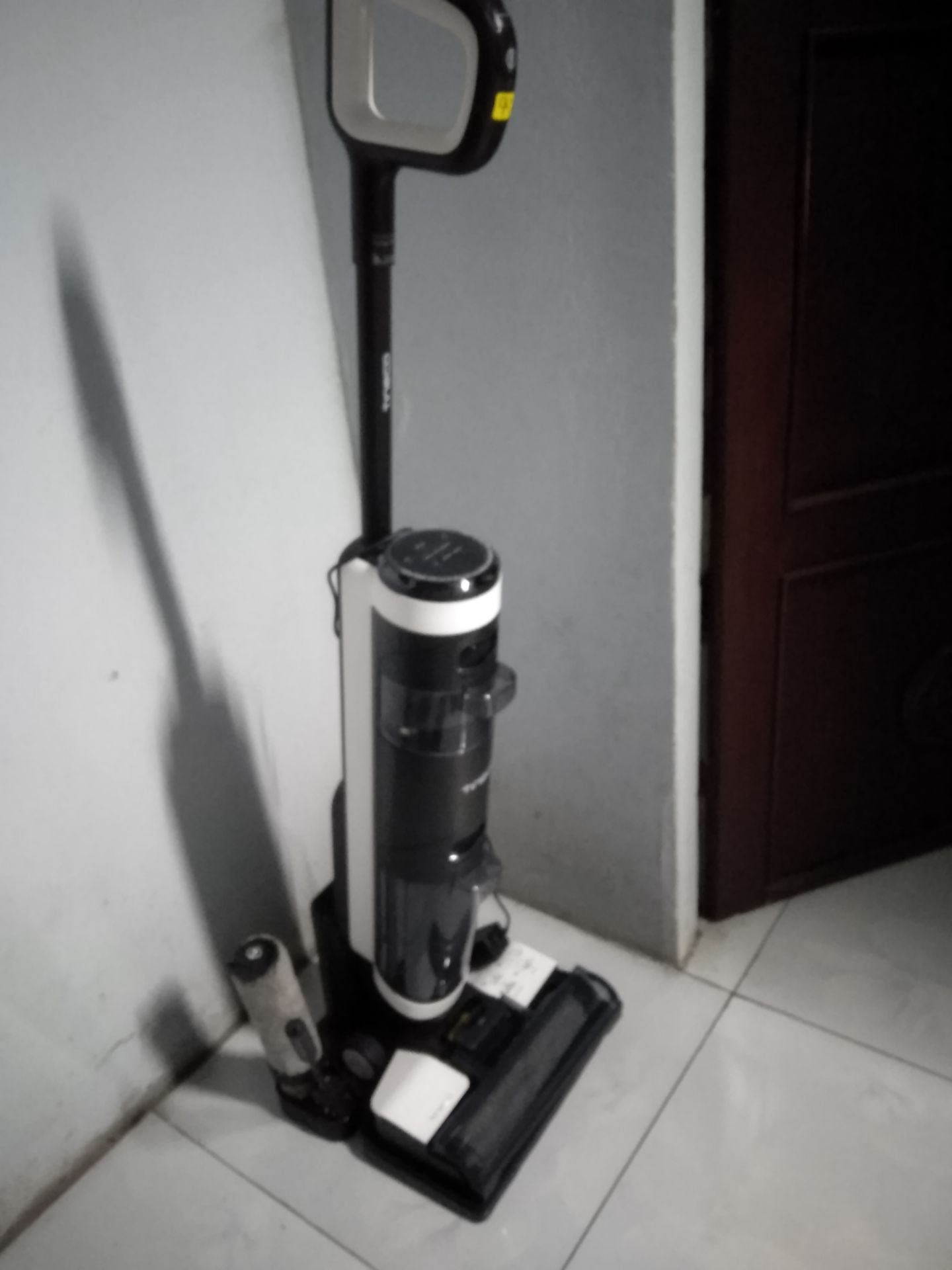 Tiki xu ly don hang kha cham, mat 3 ngay moi lay duoc hang, dan den giao hang tre hon du kien. 
San pham giao day du phu kien, moi thu xai ok, chi co khong hai long ve pin. Pin xai mau het tam 30o, sac day rat lau mat tam 5h.