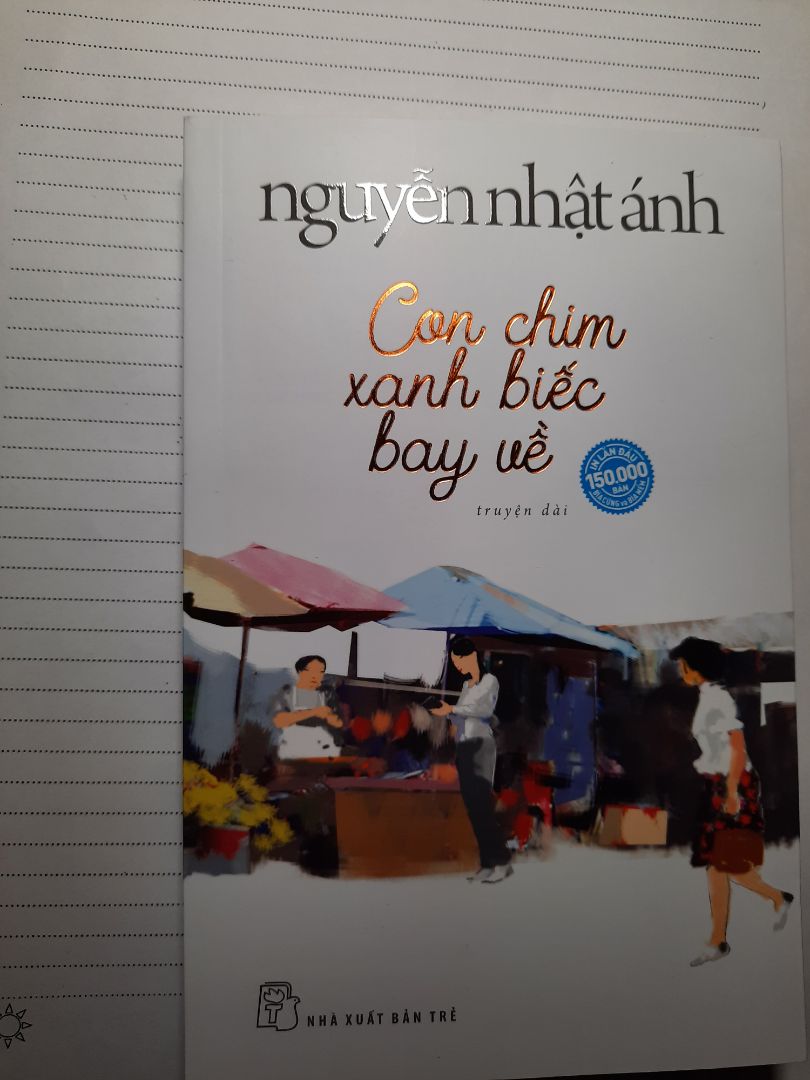 Đã lâu rồi một cốt truyện tuyệt vời nữa được ra đời. Câu chuyện này hấp dẫn bởi nhà văn đã viết các phần truyện bằng tâm trạng của cả hai nhân vật, để người đọc thấy góc nhìn từ 2 phía ra sao. Tất nhiên vẫn là văn phong và cách dùng từ ngữ lôi cuốn như vốn có của nhà văn Nguyễn Nhật Ánh trong tất cả các tác phẩm trước đây. Tiêu đề và ảnh minh họa của truyện không gợi liên tưởng gì cho bản thân mình ban đầu. Nhưng khi bắt đầu đọc thì khó mà rời trang sách ra nổi. Càng đọc đến đâu càng cuốn đến đó, mình cảm giác như mình đã bị dắt vào đó để chứng kiến câu chuyện. Không có âm thanh, hình ảnh tác động mạnh như rạp chiếu phim, chỉ có đọc chữ bằng mắt nhưng mọi sự vẫn tác động mạnh đến mình, mình thật sự liên tưởng, mình cười phá lên, mình hồi hộp thở dốc, mặt mình nóng lên và hai mắt rớm nước, hệt như đang ở ngoài rạp vậy. Cho đến khi đọc hết cuốn truyện dày gần 400 trang (theo mình là khá dài) thì mình chỉ thốt lên: "Thế là hết truyện hay để đọc rồi!". Mình chỉ hơi tiếc vì đã đọc hết, nhưng mình không tiếc câu chuyện. Có vẻ cái kết này sẽ làm hài lòng độc giả, hiếm có câu chuyện dài nào của Nguyễn Nhật Ánh mà kết thúc viên mãn như vậy.