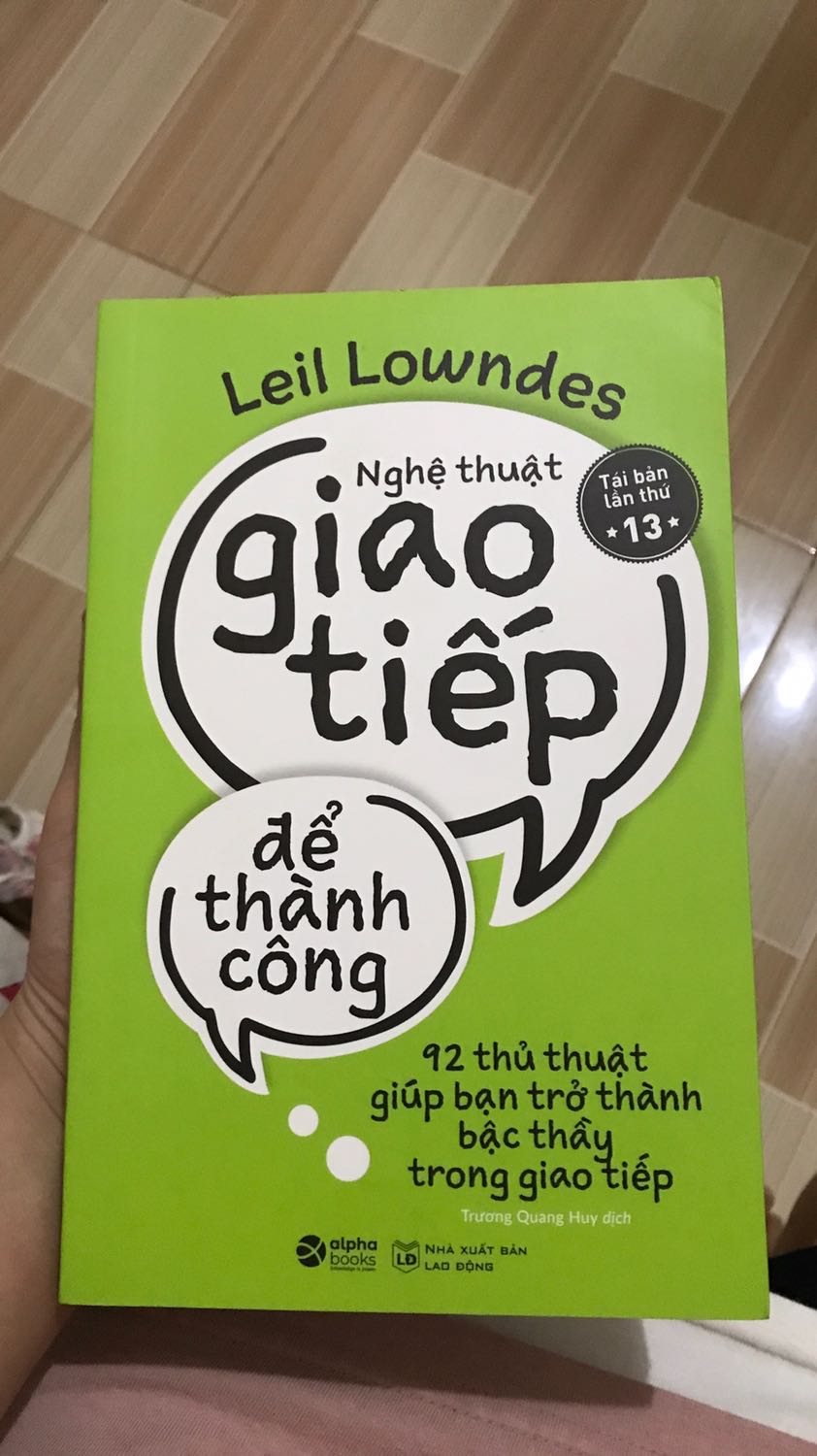 Sách sạch đẹp, k bị méo hay có lỗi nào. Về nội dung thì khỏi phải bàn luôn. Mình đã đc đọc thử một lần quyển này và thấy rằng đây như một giáo trình chi tiết về những thủ thuật giao tiếp vậy. Thêm một điểm cộng là giao hàng cực nhanh. Còn nhanh hơn hồi k có dịch luôn k hiểu sao nữa kkk