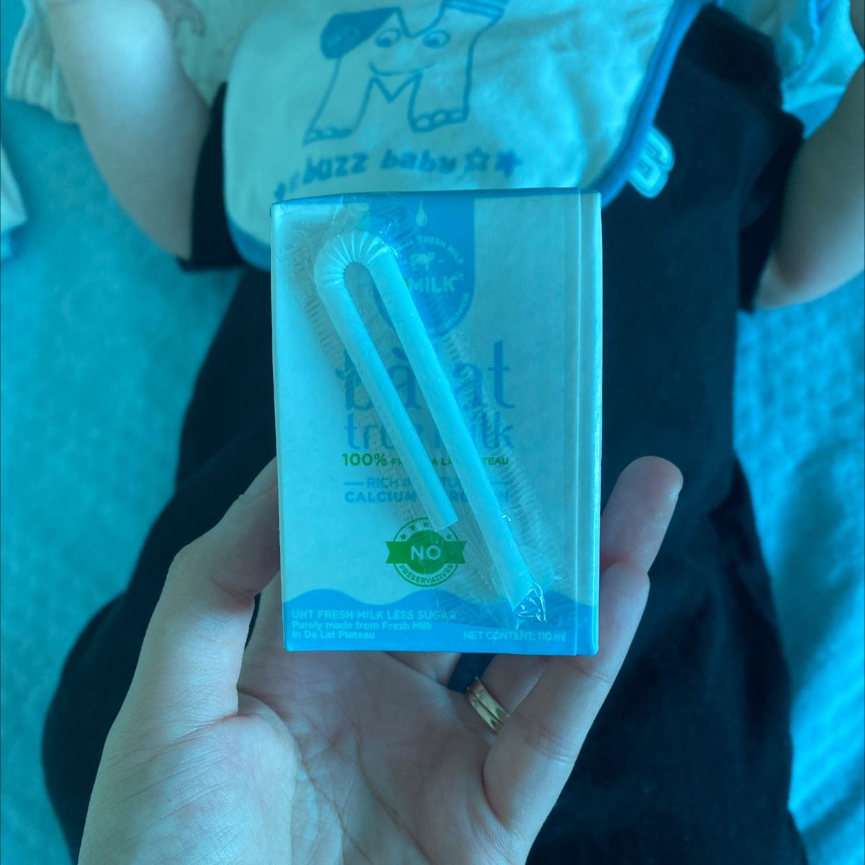 Giao hàng rất nhanh. Đóng gói sản phẩm rất chắc chắn. Sữa tương đối ngậy và thơm, con mình rất thích. Sẽ còn mua thêm nữa. Giao hàng rất nhanh. Đóng gói sản phẩm rất chắc chắn. Sữa tương đối ngậy và thơm, con mình rất thích. Sẽ còn mua thêm nữa.