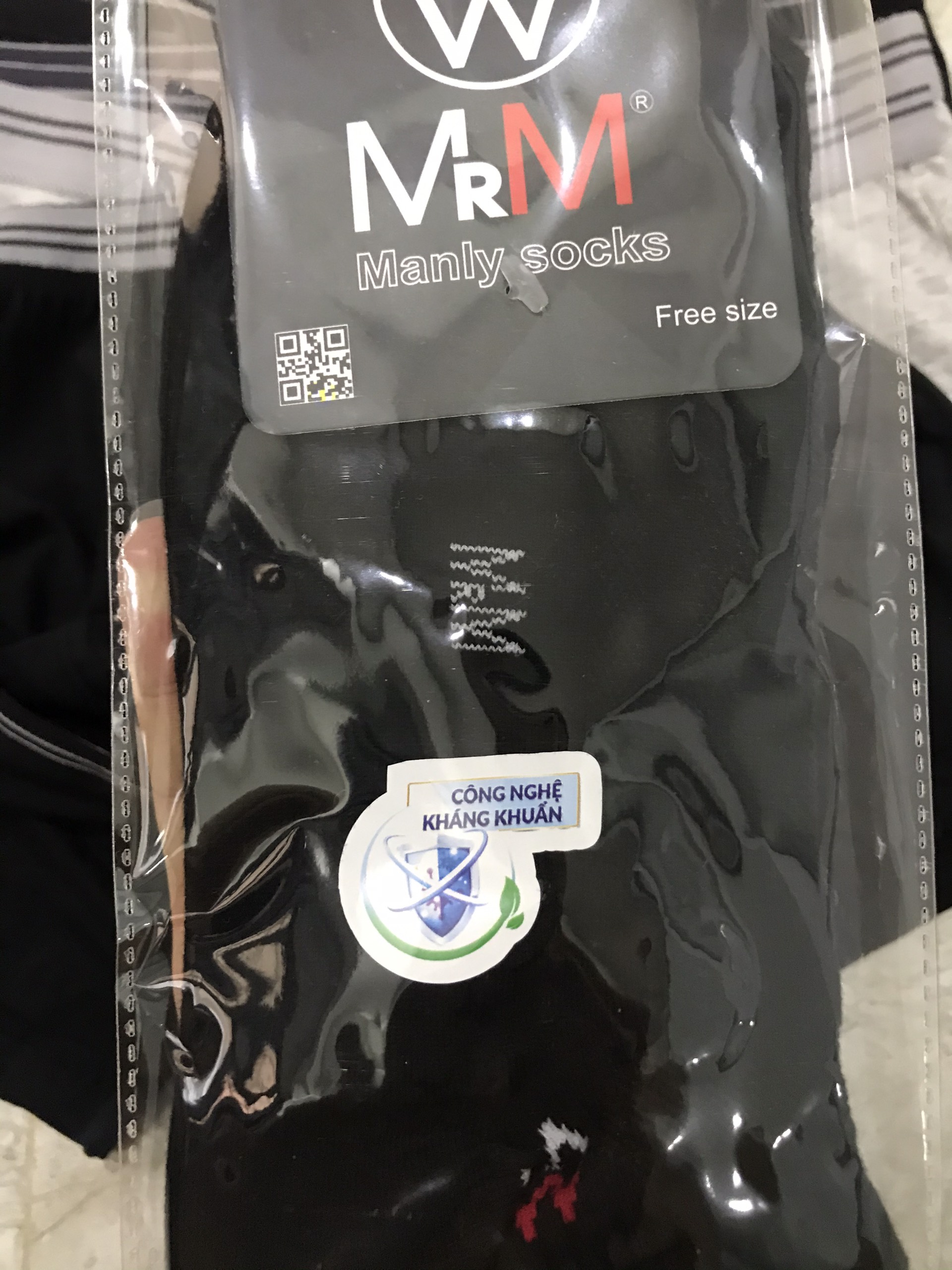 Sợi cotton mềm mát, co giãn rất tốt, giặt máy cũng kkhoong bị xù. tất quà tặng kèm chất lượng tốt, cũng đang tính sẽ mua thêm sản phẩm của shop.