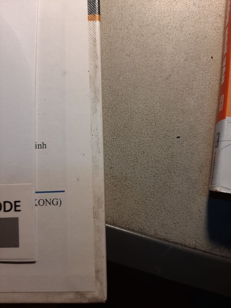 Sách về thì có bị nhăn ở góc chắc là do bên vận chuyển nên mình k đắn đo mấy, còn trên bìa có nhiều vết bụi và bên trang sách cũng vậy, còn có vết xước. Tuy nhiên bên trong rất ok, chỉ tiếc là bị méo góc với bụi bám nhiều thôi. Giao hàng rất nhanh ( 1.5 ngày đặt từ chiều 16 đến sáng 18 là có rồi) do có bụi trước sau và bên giấy , nếp gấp, vết xước nên mình đánh giá 4* còn nội dung thì xịn xò lắm