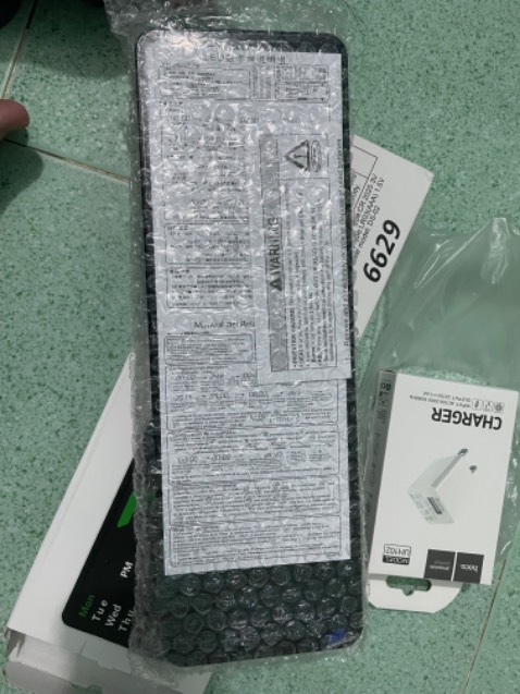 Mình mua với giá 450k, được miễn tiền ship. Thời gian giao khá lâu, đặt từ chủ nhật đến chiều thứ 6 giao. Khui ra thì thấy có pin đã gắn sẵn, nhưng bấm đủ kiểu k mở lên được. Mình mua để làm quà sinh nhật nên k có thời gian tìm hiểu rõ hơn. Do mình k mở lên đc và giao khá lâu nên mình đánh giá 4*😬