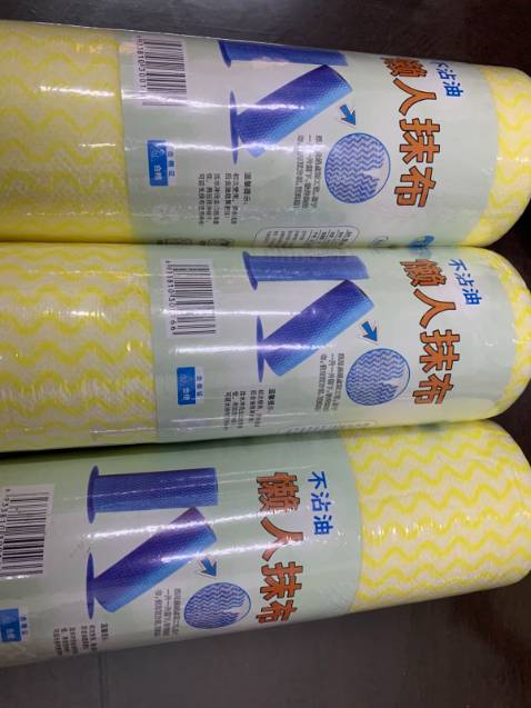 Khăn mỏng và nhỏ, màu vàng. Không giống loại cũ từng mua màu xanh bản to gấp đôi và dày hơn.