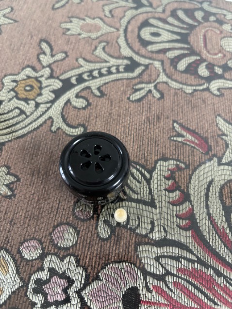 Mình hài lòng về dịch vụ của Tiki. Nhưng mình không hài lòng về sản phẩm của Elmich. Mình mới dùng nồi có 3 tháng mà núm cao su van xả đã rơi ra. Mình chưa dùng sản phẩm điện gia dụng nào mà vòng đời lại ngắn ngủi vậy. Phải mua lại van giá 50k + 30k phí vận chuyển.