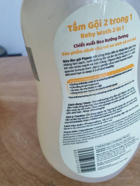 Shop giao hàng nhanh, sản phẩm đóng gói rất cẩn thận và chắc chắn, tuy là bao bì có hơi dơ một tí. Sản phẩm mình sử dụng cả cho trẻ em và thiếu niên thì luôn tốt nhé, những bạn nào có làn da quá nhạy cảm, dễ kích ứng thì nên sử dụng em này. Không gây rụng tóc, xơ rối, tổn thương da đầu và thơm lắm!