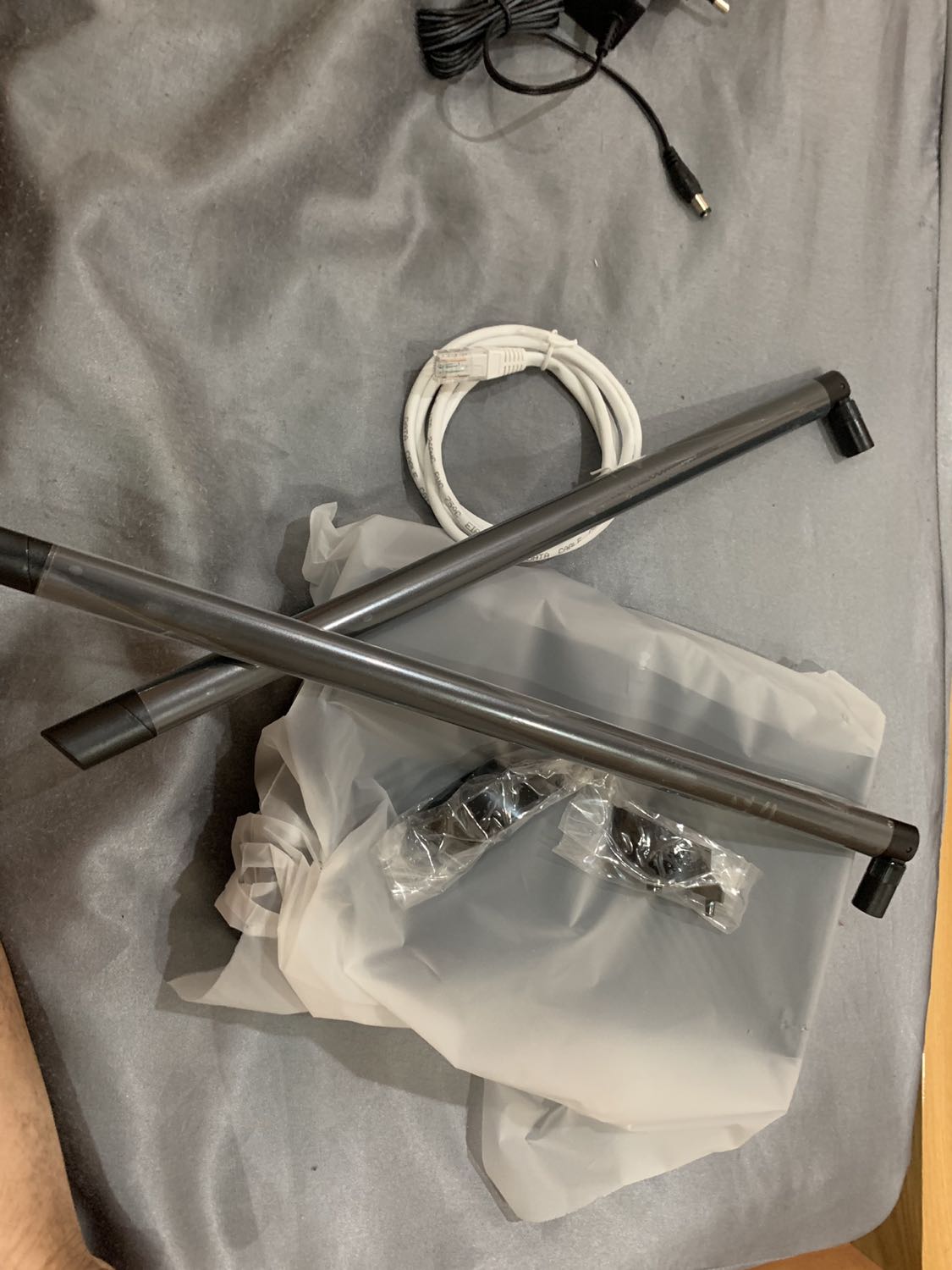 Không biết lý do vì sao mà mình thấy sóng con này kêu là 9dbi mà còn kém hơn cả cục modem wifi 4dbi nhà mình. Mình đã chỉnh lên 100% công suất rồi mà vẫn vậy àh.. aeo thật sự :( mình đã chỉnh và vặn anten chắc chắn lắm rồi...
Modem wifi tặng kèm của nhà mạng là 4dbi nhưng mình ra nhà sau chỉ mất 1 vạch sóng, còn xài cục này mình ra tới nhà sau là mất hẵn sóng luôn.