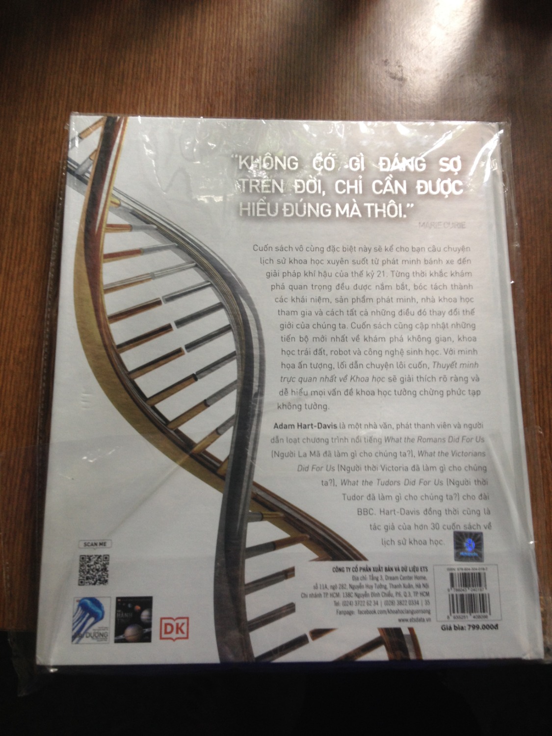 hàng gói cẩn thận 
giao hàng nhanh ,khoảng 28 tiếng sau khi đặt 
sách đẹp và không bị trầy xước 
mua đúng lúc khuyến mãi giảm 50% nữa 
tôi cực kì hài lòng