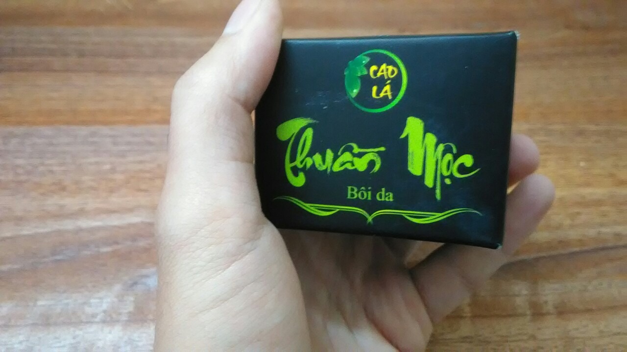 Da chân mình mỗi khi thời tiết khô lại bong vảy ngứa rát, nên hay dùng cao thuần mộc của thanh mộc hương, mua trên tiki hàng chuẩn, giao nhanh