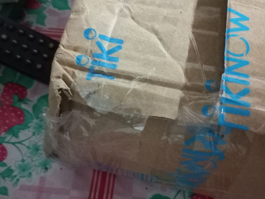 lần đầu đặt hàng của tiki mà đóng gói tệ quá chừng luôn á, đơn 4 q sách mà cái hộp giấy mỏng lè nhận hàng móp méo lộ cả sách bên trong thì còn gì là sách nữa ạ, sách bị móp, nhèo, bong hết cả từ góc đến bìa.