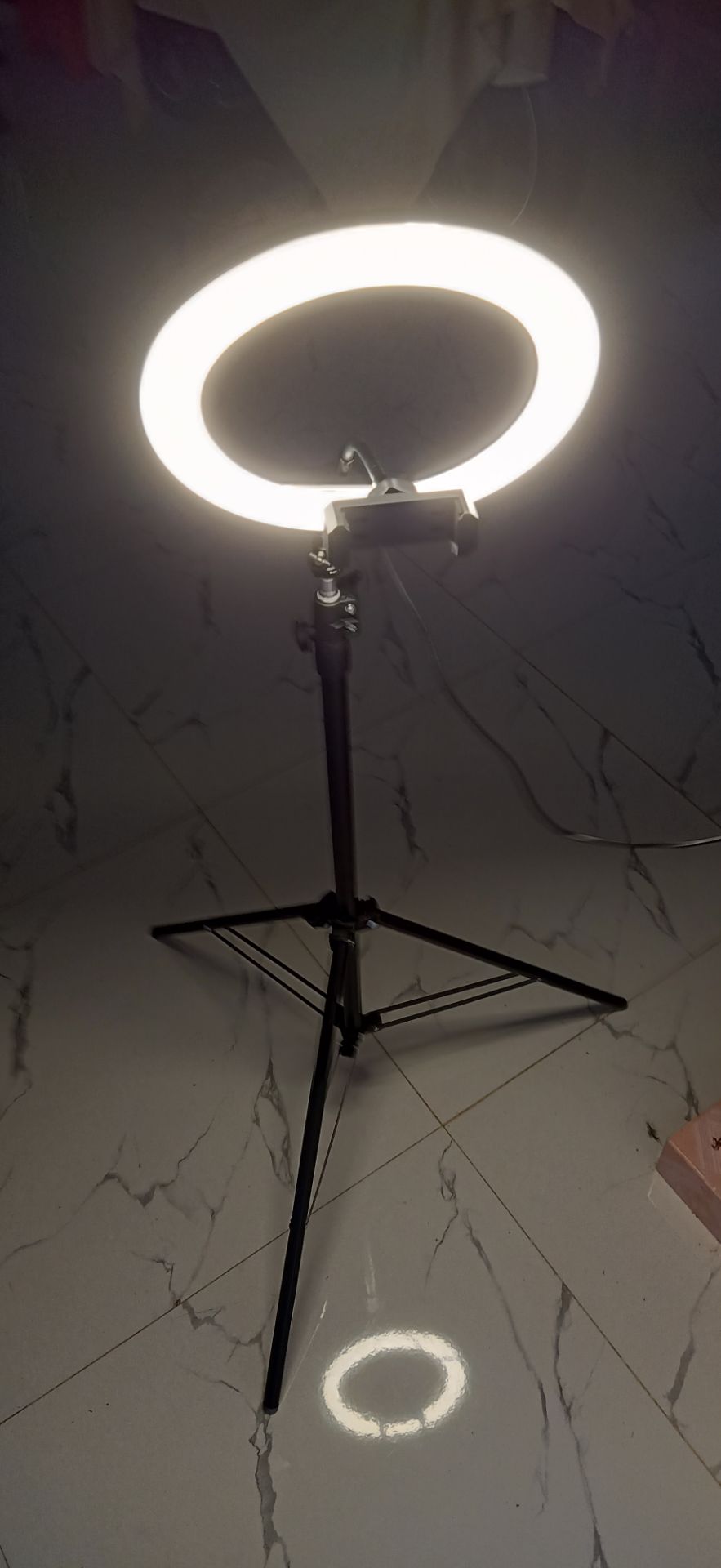 hàng ok, đèn sáng có 2 màu có tùy chỉnh độ sáng , cao 2m và tùy chỉnh độ cao đc, tổng quan nhìn chắc chắn gói hàng cẩn thận