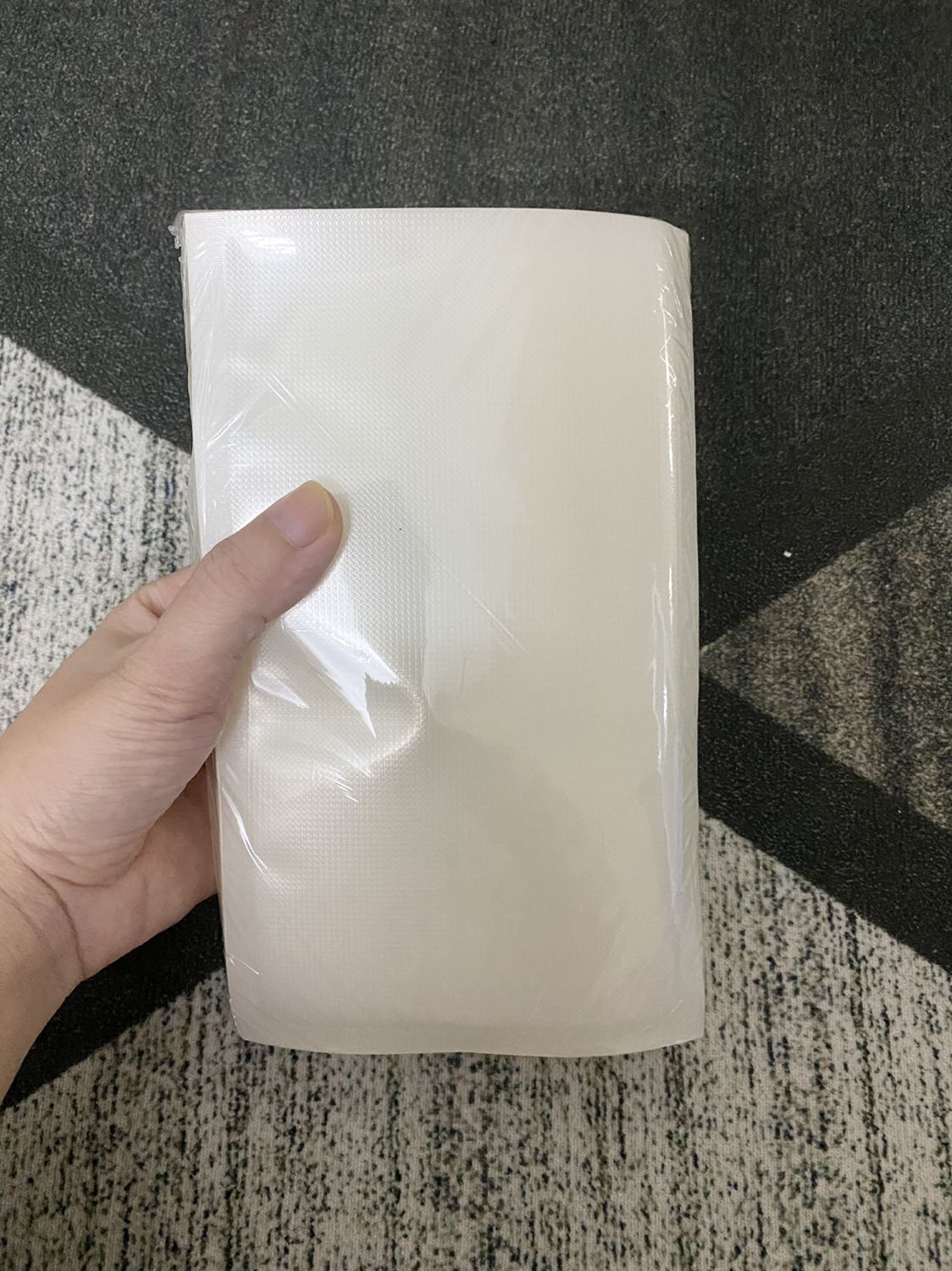 Túi k quá dày, 1 mặt nhám, giá cũng tương đối cao nhưng thấy quảng cáo là làm từ nhựa nguyên sinh!