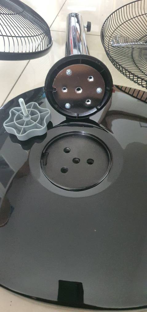 Quạt thì khá ổn, nhưng có vẻ như shop giao thiếu 3 con ốc ở phần đế. Shop nếu để quên 3 con ốc thì gửi cho mình nha, mình không giám mang tới lui vì sợ nó bị bung ra lun á