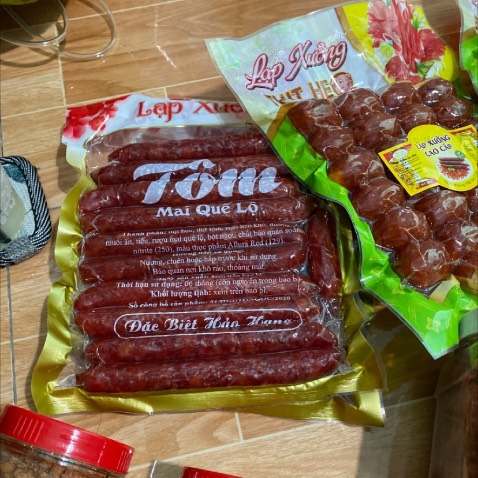 Đóng gói cẩn thận giao hàng nhanh.. có cái mình thấy bao bì k giống như 3 lần trước mình mua .. Lạp xưởng tôm này nhìn khác màu cũng khác. Chưa ăn nên mình cũng k bt vị sao nên chưa đánh giá đc