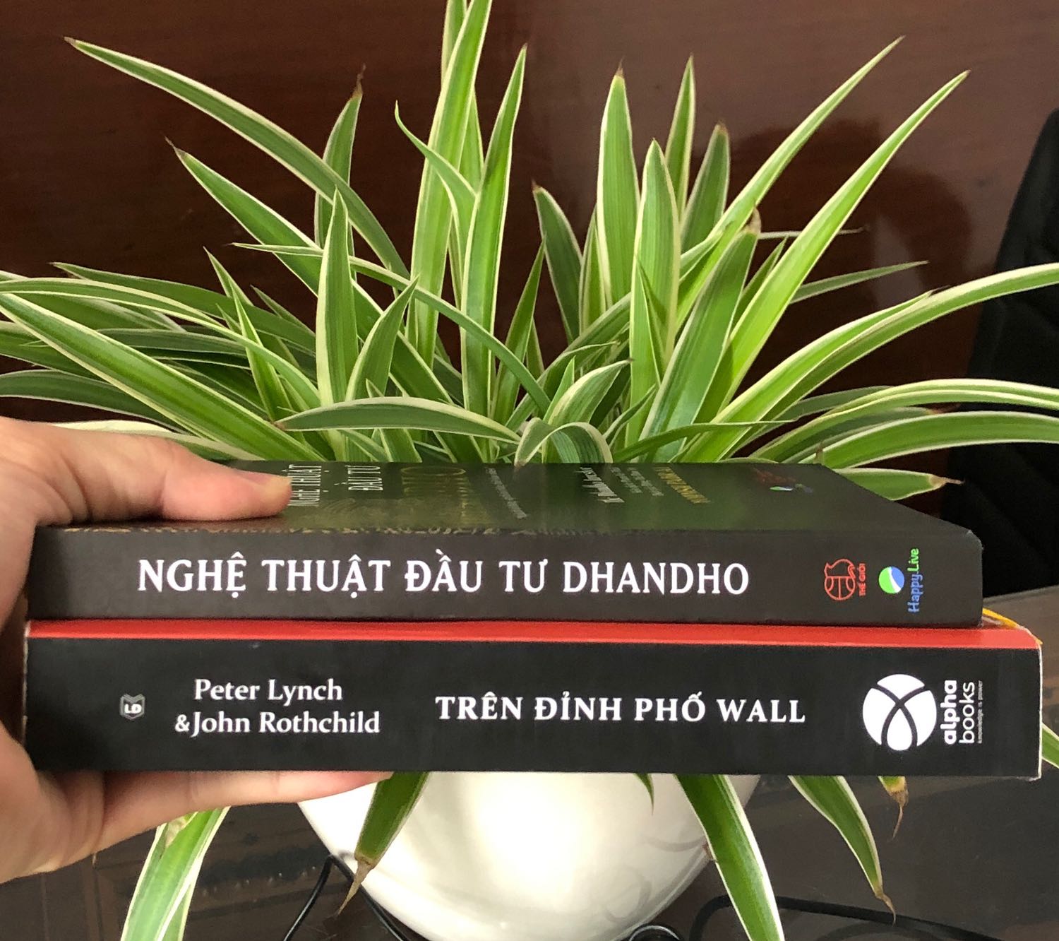 Nội dung ok, có tính thực tiễn. Tuy nhiên kiến thức không phải là mới so với các sách đầu tư khác. Giá bán sách so với các sách cùng thể loại là quá cao. Dường như đây là phong cách làm sách của Happy live, luôn bán sách mắc hơn nhiều so với các sách cùng loại dù sách lúc nào cũng ít kiến thức hơn, nội dung ít hơn.