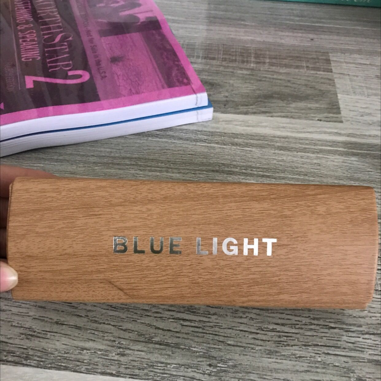 Kính xinh lắm luôn huhu, hộp gỗ chắc chắn. Như hình 100% giao hàng đúng hẹn