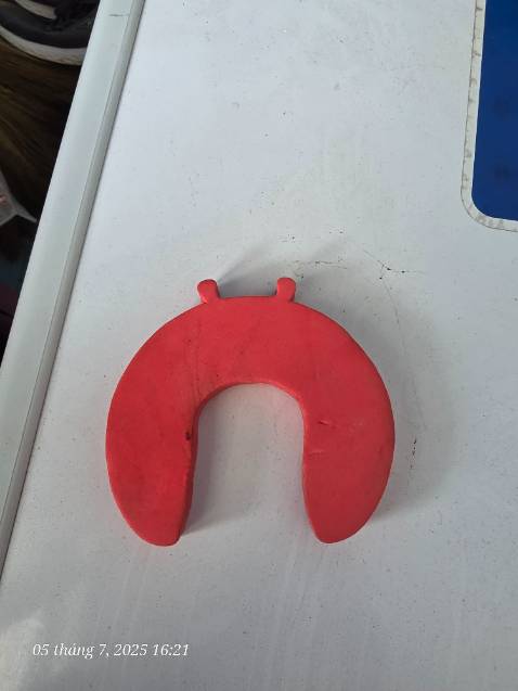 Hơi nhỏ so với cửa nhà mình nên dễ bung ra.