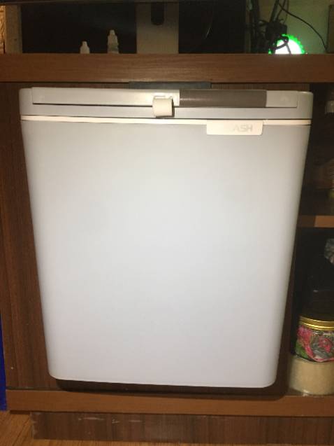 Mình mua màu xanh xám nhìn bên ngoài đẹp lắm, mà chụp ảnh nó lại như màu trắng hê hê. Thiết kế tinh tế sang trọng, thùng to để thoải mái luôn, có 2 cách mở nắp tiện dụng. À có 1 phần đặc biệt mà mình thấy rất thích là có phần thiết kế để túi ngăn mùi của rác, giảm tối đa mùi hôi của rác luôn! Perfect