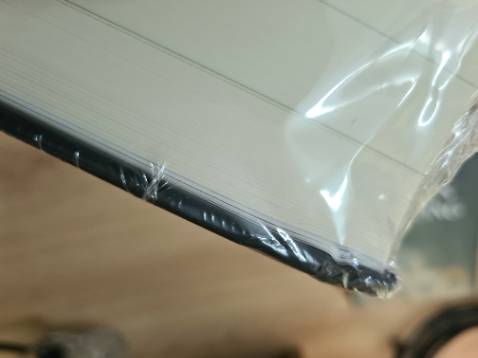 Sản phẩm bìa cứng không bọc chóng sốc các góc nên một góc bìa bị cong.