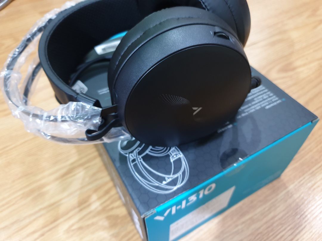 ? Hàng tốt. Giá tốt. Tiki giao hàng tốt.
Đã *** và chất lượng rất ổn so với giá dưới 300k. 

Lưu ý là đuôi cắm USB nhé cả nhà. Không phải cáp 3.5mm nên chỉ cắm vào máy tính, không cắm vào điện thoại được.

AE chơi game hay họp Zoom nên mua ?