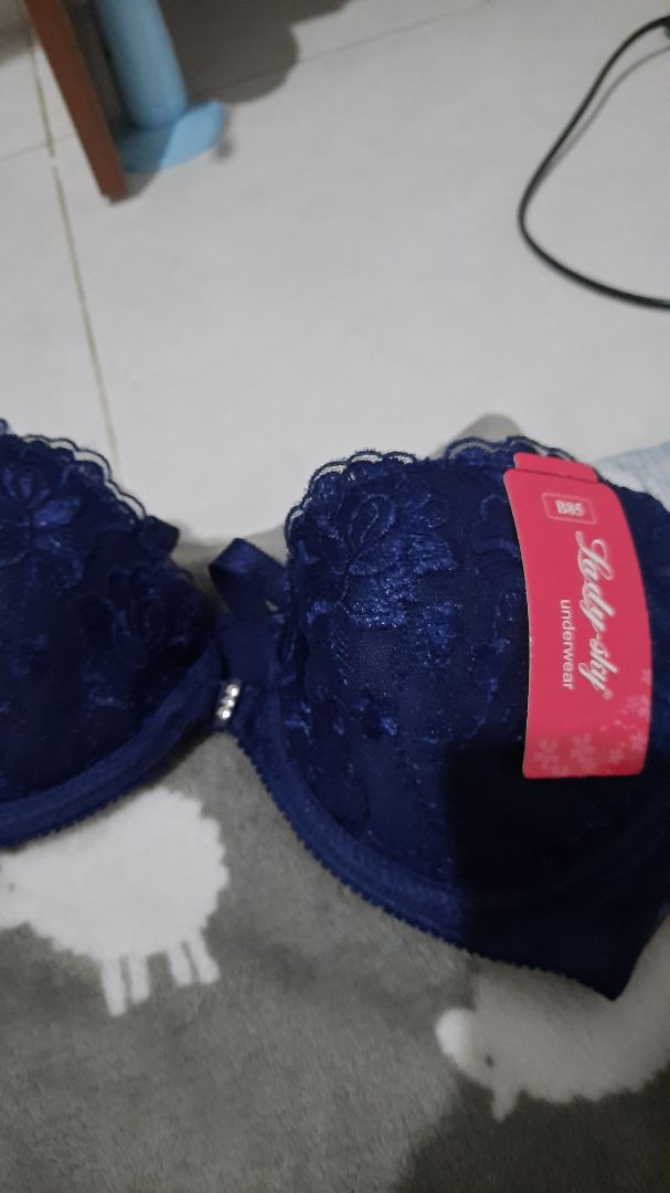 nhìn nhầm mẫu áo,cãm thấy buồn,áo này ở chợ sỉ Tân Bình có 35k / áo thôi,mình đã từng bán đồ lót nên biết giá,nhìn nhầm kiểu áo mua ở chợ Kim Biên 130/áo,bị hớ vì cái tội làm biếng đi xa.Để B85 vòng ng 98,ngực có 90 mà bó k thở nổi,nhìn trên hình ngỡ dây to ai dè dây nhỏ xíu ngắn ngủn,,lần đầu như lần cuối k mua nữa