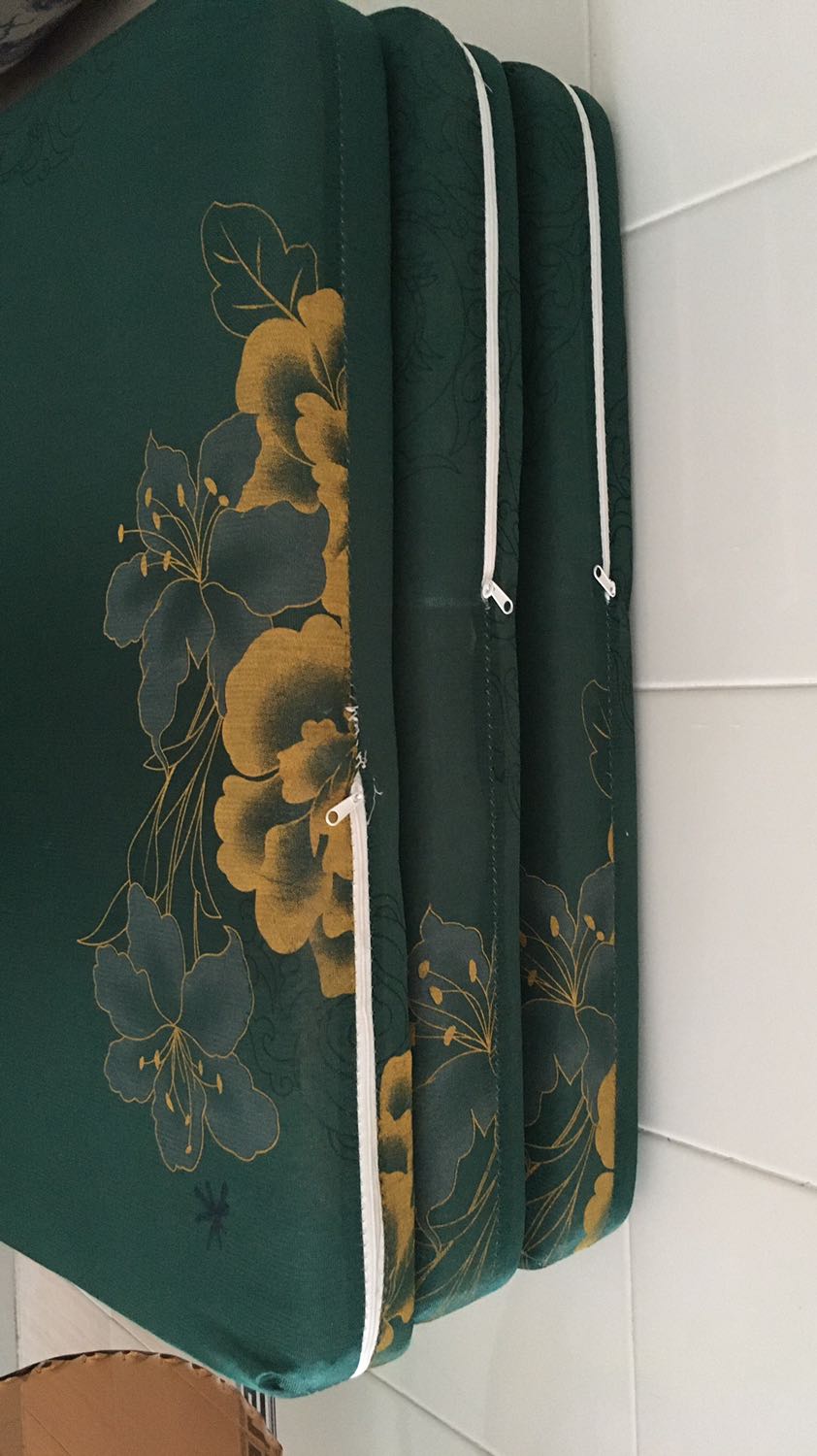 Mình đã nhận hàng và sử dụng. Mình xin chia sẽ vài điều về sản phẩm này sau 2 ngày sử dụng.
- Nệm nhẹ, nằm không lún, không cảm thấy nóng hay hầm lưng
- Đường mai tạm ổn, có những chỗ mai hơi ẩu nhưng không quan trọng lắm.
- Màu sắc, hoa van thì tạm ổn, không bắt cho lắm
- Vừa vặn cho 1 người nằm, xoay hay trở mình, mộng du hay lăn lê bò lết cũng ok.
- Theo quan điểm cá nhân của mình thì chất lượng ok. Bền hay không thì sài lâu mới biết, nhưng bạn cũng không nên mong đợi nệm có thể nằm được 3,4 năm. 

Mình khuyên là nên mua sản phẩm này nếu bạn:
- Không quan trọng về vẻ bề ngoài, mà chỉ cần 1 chiếc nệm để nằm, dễ dàng gấp và di chuyển or saving spaces.

Cheers