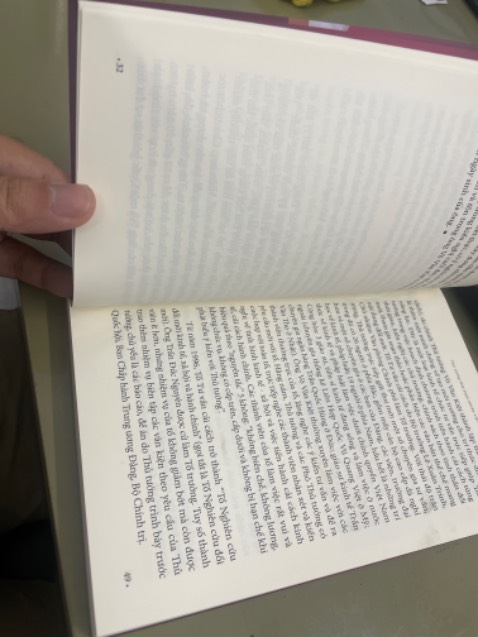 Sách giao nhanh, đóng gói 2 3 lớp rất kỹ nhưng kẹp chặt quá làm quăn góc. Không biết lỗi nhà in hay bán sách giả mà sách bị đảo lộn mấy chục trang, trang 32 xong nhảy tới trang 49, xong trang 64 nhảy về trang 33, tới trang 48 lại nhảy tiếp tới trang 65. Bên trong các trang nhảy rất dơ như kiểu cắt ghép