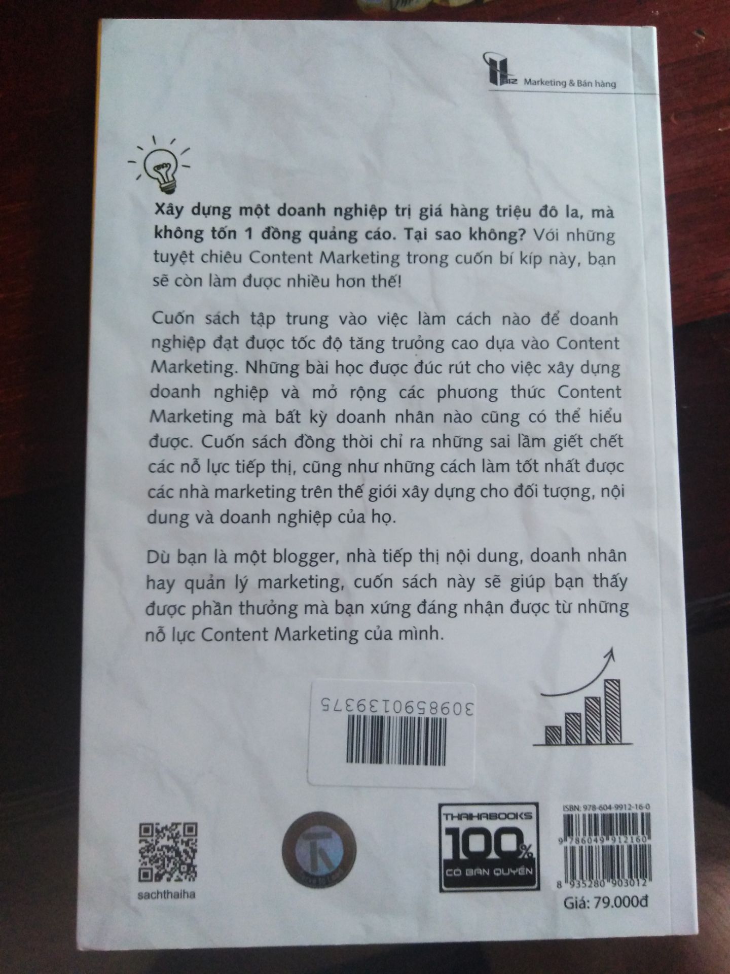 mặt bìa sau có hơi xước chút nhưng không sao, dù hộp giấy có méo nhưng sách vẫn ổn và còn tốt