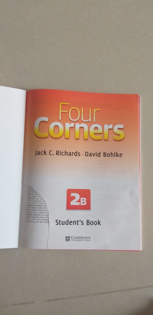 Vừa mở bao bì ra thấy trang đầu tiên của quyển sách bị mất 1 góc. Mặc dù không ảnh hưởng đến nội dung nhưng rất không hài lòng!