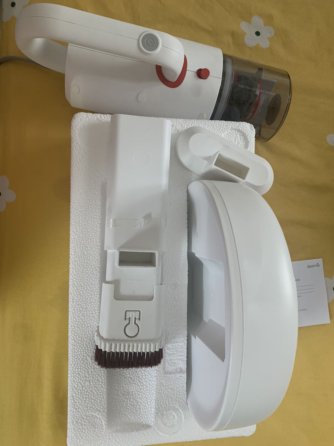 Máy nhỏ gọn và chắc chắn, cầm đầm tay lắm. Lực hút khá tốt, mình hút thử bụi của giường, gấu bông và quạt thì khá sạch. Tiếng ồn thì mình thấy cũng bình thường như những loại khác, lo gọi là to. Hút tầm 30p thì máy cũng ko quá nóng. Điểm trừ duy nhất là thân máy màu trắng và nhựa nhám nên rất dễ bám bẩn. Nhìn chung trong tầm giá là khá ok nhé