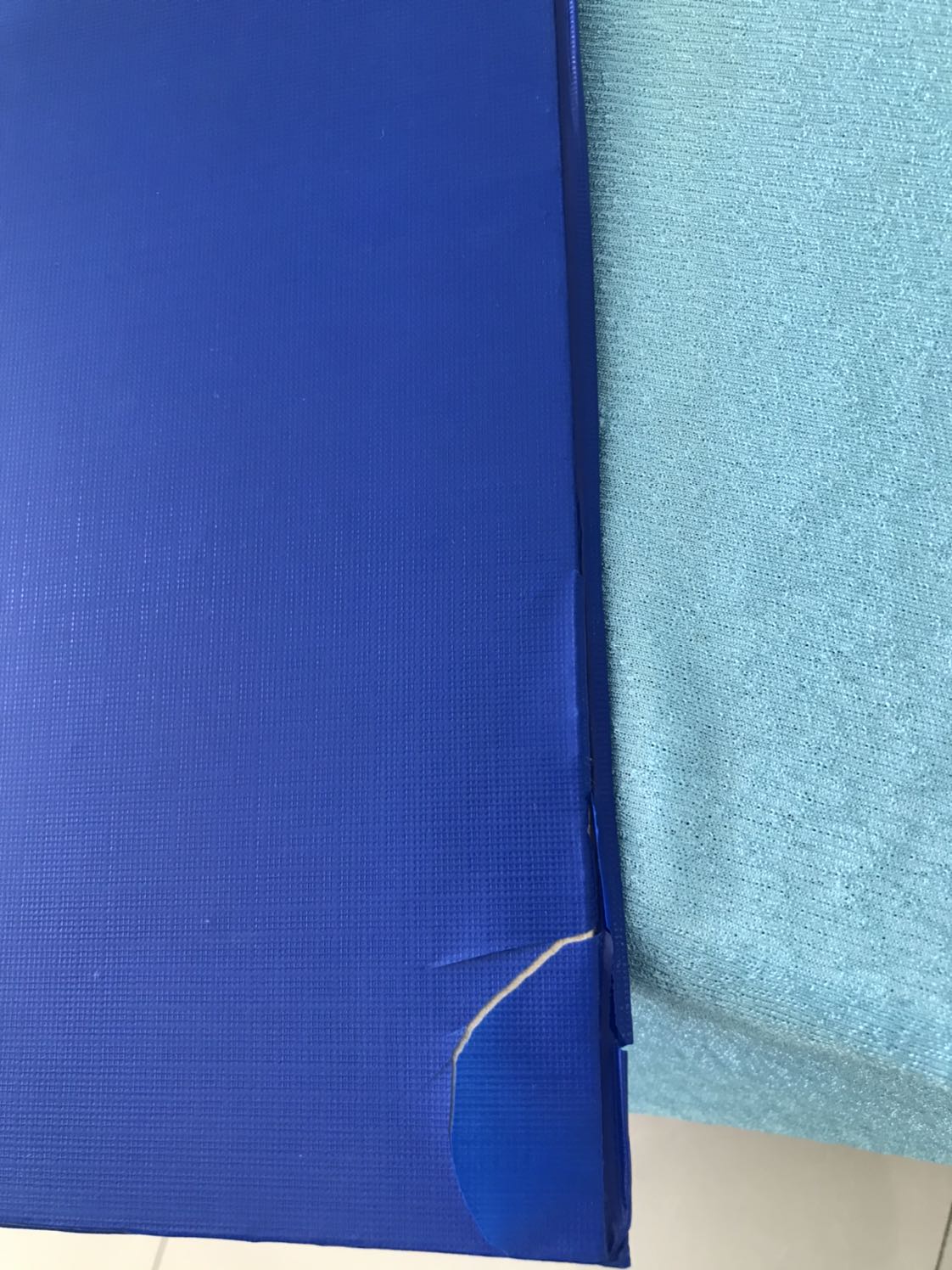 Đặt mua 2 bìa mà một bìa bị rách. Đừng vì giá tiền ít mà bán hàng cho khách không chất lượng như thế. Bìa rách khi còn trong bao chứ ko phải do vận chuyển. 1 sao cho cách bán hàng không có tâm.