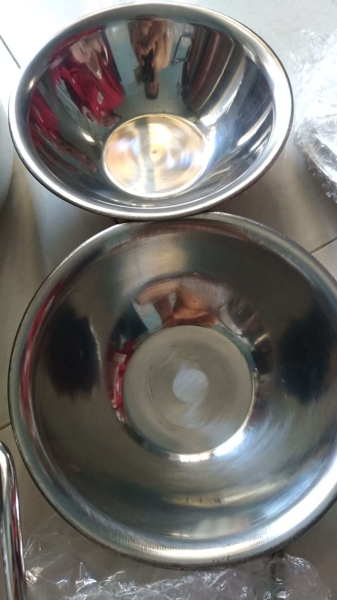 sản phẩm ok. có mấy tô inox kèm theo hơi tệ, bị gỉ đen