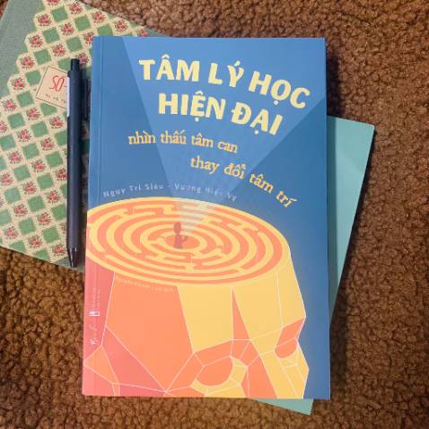 Đặt sách hôm trước hôm sau giao luôn. Sách mới không bị gãy, móp, có bookmark. Về hình thức thì chất giấy và mực in đều ok. Về nội dung mới xem qua thì thấy khá hữu ích, chủ yếu trình bày các kiến thức tâm lý học thông qua các yếu tố như :tư duy và kiến thức; cảm xúc và tình cảm; ý chí và hành động. Các vấn đề quen thuộc được nhìn và phân tích dưới góc độ tâm lý nên rất mới (mới nhìn qua phần chơi bài poker) Trình bày dễ hiểu theo, bố cục chương/phần khá logic. Sau khi đọc xong sẽ review.