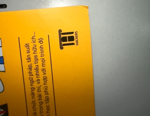 Sách bị cong gấp ở trang bìa, có chỗ bị tróc bìa như ảnh, nhìn hơi khó chịu.