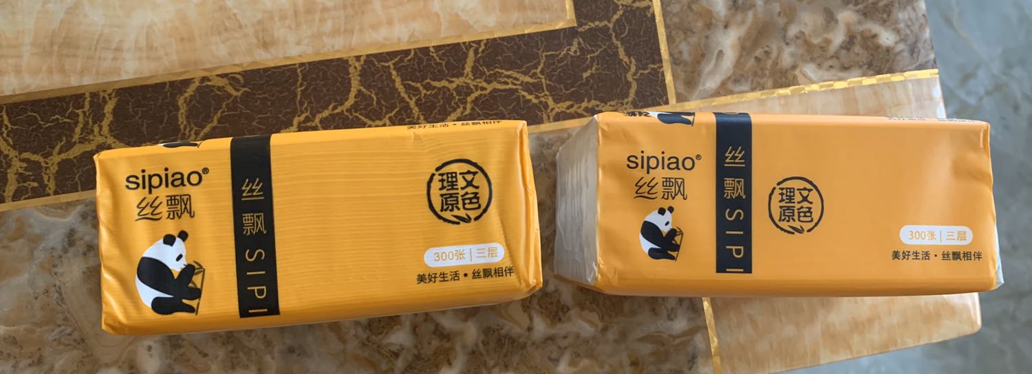 Mình mua giấy của shop thùng này là thùng thứ 3 rồi. Nhưng 2 thùng trước là màu tím như hình bên trái. Đợt này lại là màu đỏ như hình bên phải? Thêm cái là bao bì cũng khác nhau, và mẫu cũ kích thước thì 180 còn mẫu mới thì 175. Mong shop trả lời thoả đáng ạ. So sánh giữa 2 mẫu giấy thùng màu tím và màu đỏ khác nhau rõ rệt. (Bên trái thùng cũ- bên phải thùng mới giao)