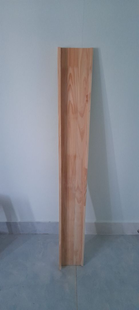 Hàng đẹp chắc chắn nhưng hơi bất ngờ. Lúc đặt hàng tôi đã nghĩ rằng sản phẩm là nhiều kệ với tổng chiều dài 1m2. nhưng không phải, chỉ có 1 kệ dài 1m2. Điều này không đúng với ý định sử dụng của tôi. Giá như nó được khoan 4 lỗ vít thì tôi có thể cắt đôi, nhưng đáng tiếc chỉ có 3 lỗ vít.