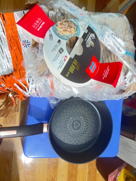 Chảo dày dặn, chống dính tốt, đóng gói cẩn thận, đáy chảo phẳng dễ dàng cho dầu trải đều khắp mặt chảo, không bị nhô lên cao như các loại khác