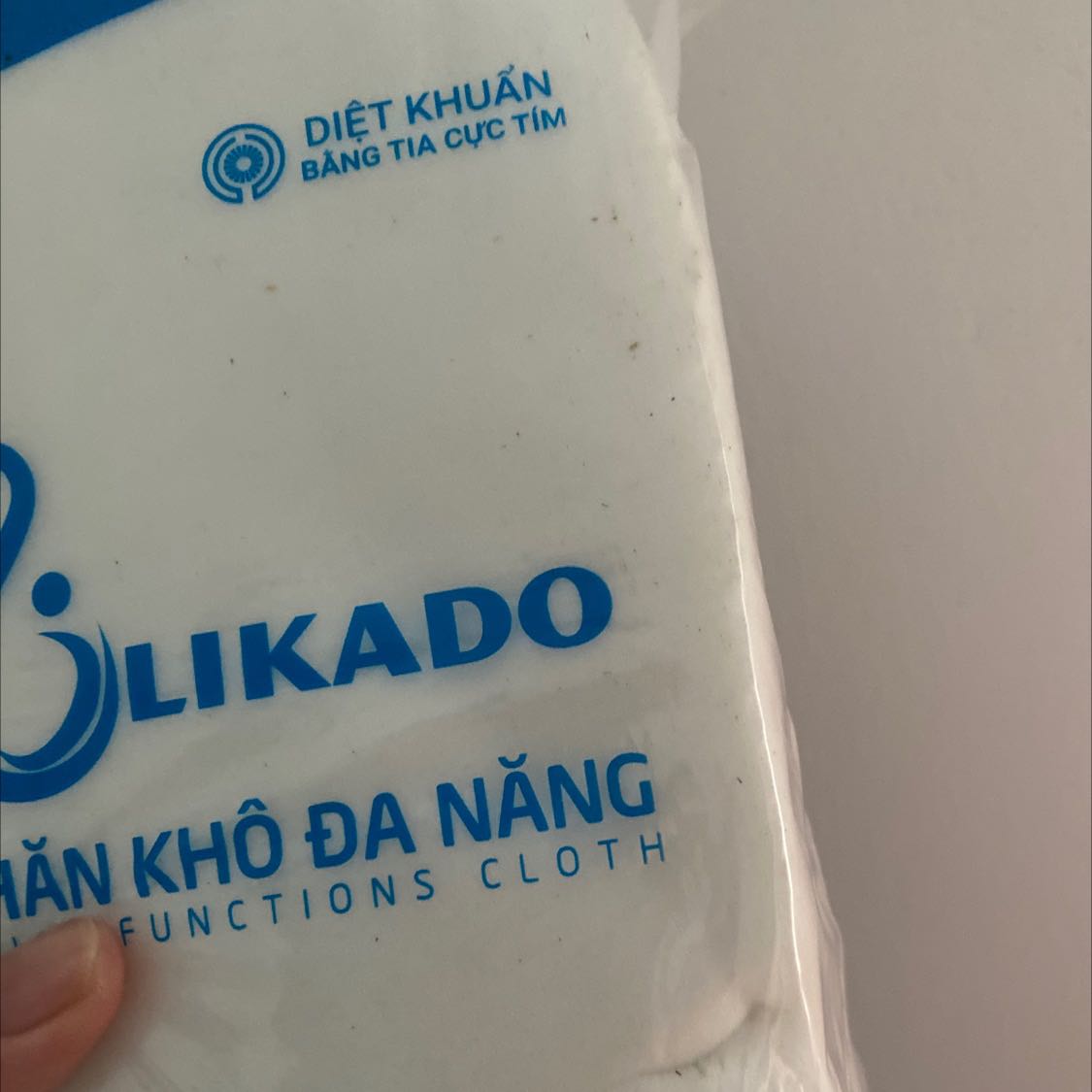 Giao hàng và đóng gói rất nhanh tuy nhiên giấy khá bụi bẩn, hơi buồn về chất lượng của giấy đa năng