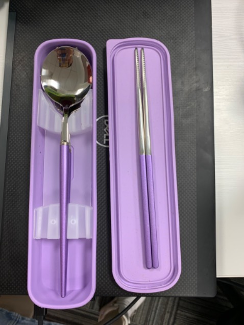 Hàng đẹp nha mọi người, có điều thấy hộp hơi bụi chút. Màu sắc tươi, mình rất thích màu này!