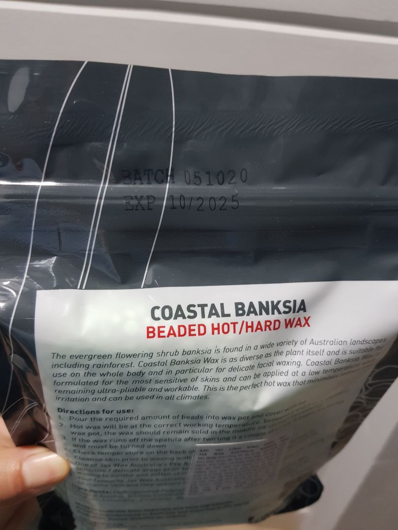 sáp mềm, phết xong phải đợi tầm 5-10 giây mới giật được. Kéo lên được cả cục nang to màu trắng. Ai mới biết wax thì nên cân nhắc mua loại khô nhanh hơn chút thì làm dễ hơn. Sáp dịu da, không bị nóng rát gì cả. Mùi  rất thơm nữa sáp mềm, phết xong phải đợi tầm 5-10 giây mới giật được. Kéo lên được cả cục nang to màu trắng. Ai mới biết wax thì nên cân nhắc mua loại khô nhanh hơn chút thì làm dễ hơn. Sáp dịu da, không bị nóng rát gì cả. Mùi  rất thơm nữa