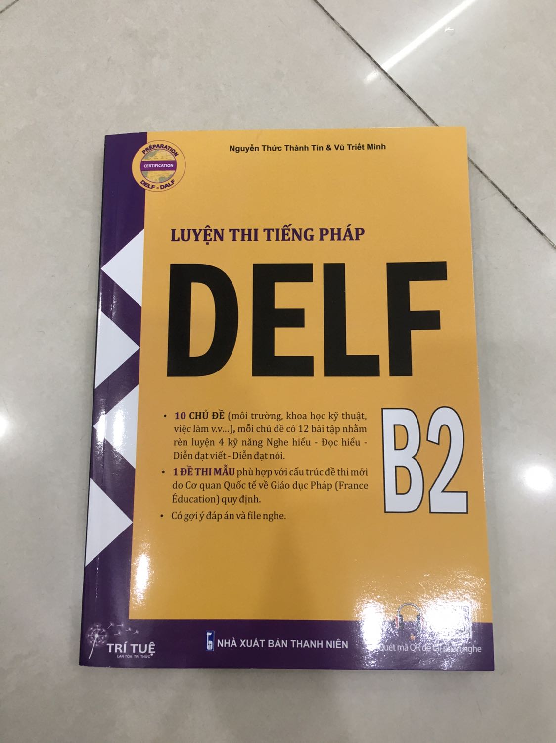 Sách có nguồn tài liệu phong phú và điểm mình thích nhất là các bài được sắp xếp theo thème. Sách có bao gồm mã QR để lấy file nghe cũng như có transcription và đáp án ở phần cuối. 

Về phần trình bày thì theo mình là cách layout với cách in hơi xấu tí :))) nhưng được cái giá thành rẻ hơn sách của Pháp nên thôi cũng đáng đồng tiền bát gạo. ?? 

Anyway, tác giả là idol mình nên mình vẫn ủng hộ idol nha :)))