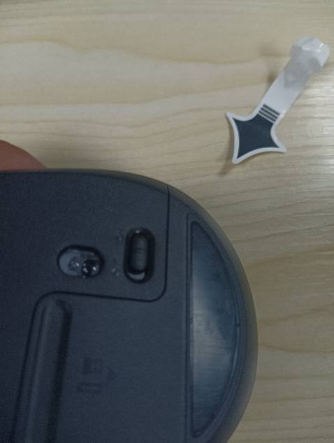 Không sử dụng được, vỏ đã được mở từ trước, pin hỏng.
Có vẻ đã được sử dụng vì có dấu hiệu các vết xước