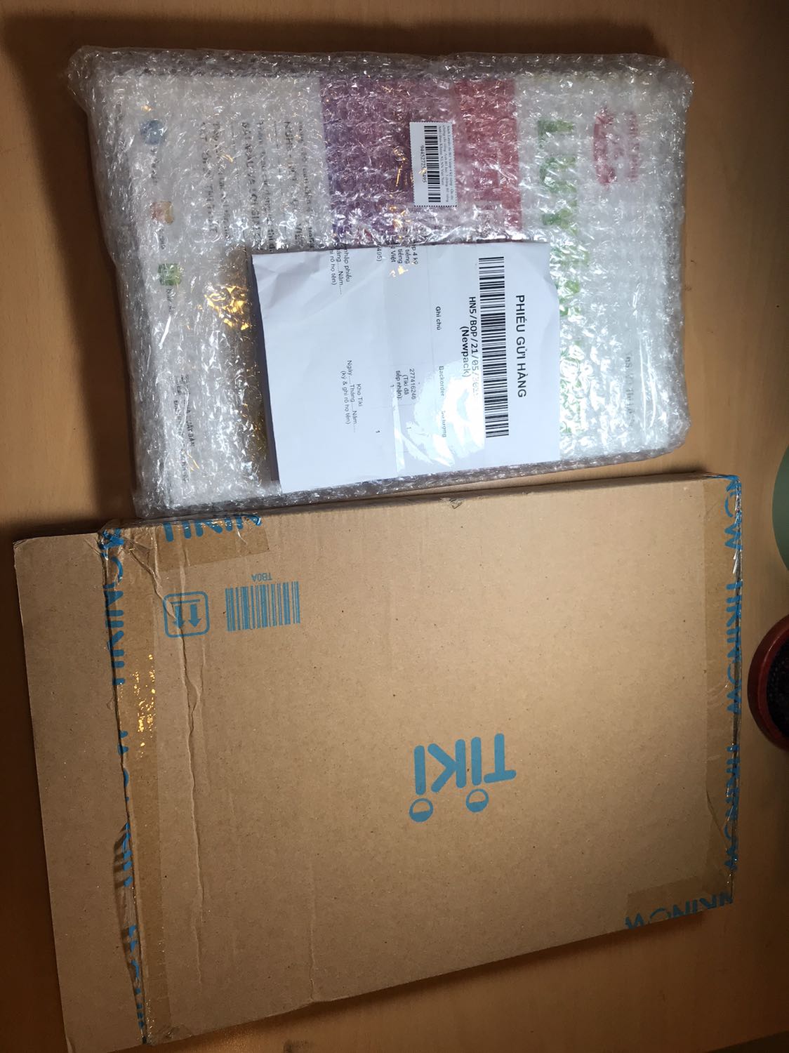 Cuối cùng thì cũng có một cuốn sách B1 Vstep xịn sò, sát đề thi thật ra đời. Nghe về trung tâm ViVian và cô Lê Vy đã lâu, mong chờ cuốn sách từng ngày. Nhận được sách phải nói là ngoài cả mong đợi: sách đóng gói cẩn thận, trình bày đẹp, thú vị, có mã qr quét rất tiện lợi. Nội dung sách rất đa dạng, đầy đủ tips làm các phần của đề thi. Giờ thì có thể yên tâm “cày” B1 rồi.