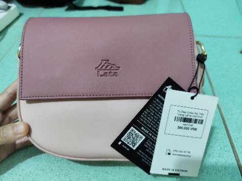 Sản phẩm đẹp, săn được giá sale rất tốt, đã mua rất nhiều túi của Lata, sản phẩm nào mình cũng rất thích, màu sắc đẹp, chất liệu da mềm mại, lớp lót bên trong xịn Sản phẩm đẹp, săn được giá sale rất tốt, đã mua rất nhiều túi của Lata, sản phẩm nào mình cũng rất thích, màu sắc đẹp, chất liệu da mềm mại, lớp lót bên trong xịn